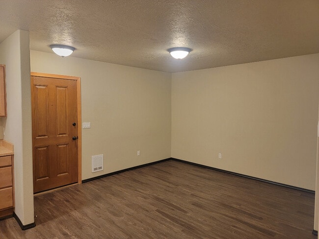 502 SW Evergreen Ave in Redmond, OR - Foto de edificio - Building Photo