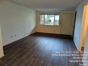 1054 SE Willow St in McMinnville, OR - Building Photo - Building Photo