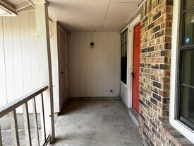 1102 Hickory Grove Dr in Austin, TX - Building Photo