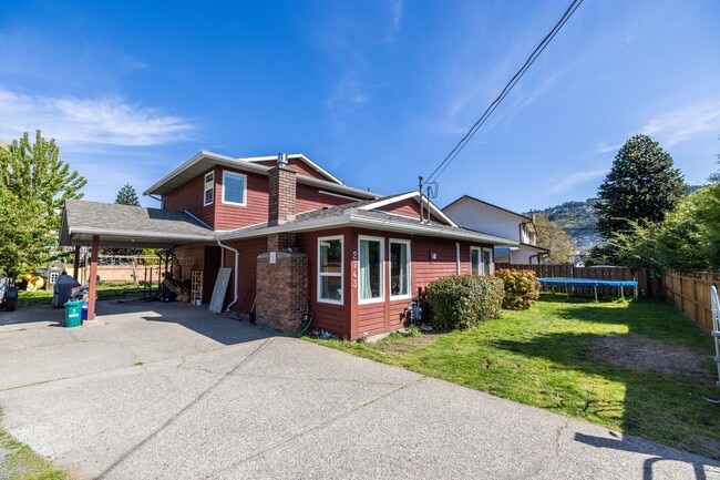 2743 Lakehurst Dr in Victoria, BC - Building Photo - Building Photo