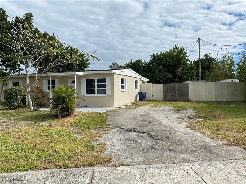 898 Java Plum Ave in North Fort Myers, FL - Building Photo