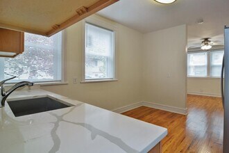 2032 W Roscoe St in Chicago, IL - Building Photo - Building Photo