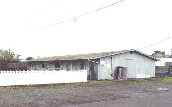 8012 SE Glencoe Rd in Milwaukie, OR - Foto de edificio - Building Photo