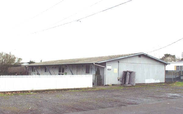 8012 SE Glencoe Rd in Milwaukie, OR - Building Photo - Building Photo