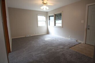 1252 Ackermant St in Waterloo, IA - Building Photo - Building Photo