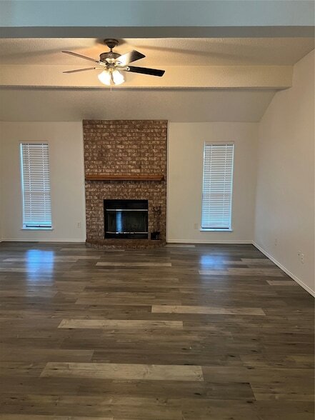 1706 Oxford Dr in Mansfield, TX - Foto de edificio - Building Photo