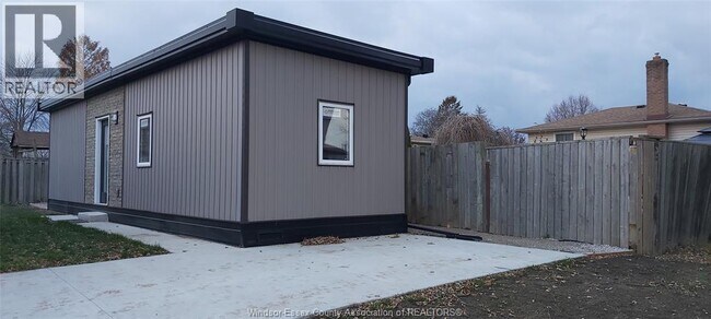 9694 Avery Ln in Windsor, ON - Building Photo - Building Photo