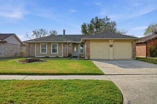 2805 Pickett Dr in League City, TX - Building Photo