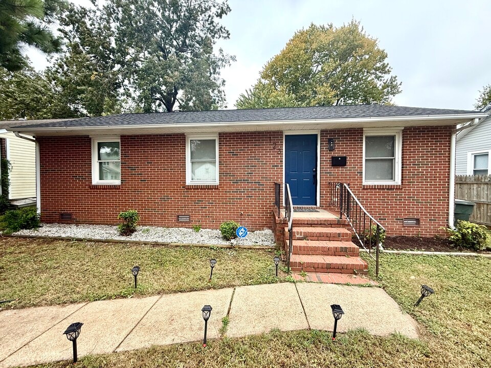 123 Poplar Ave in Newport News, VA - Building Photo
