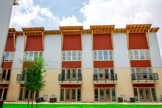 Peanut Factory Lofts in San Antonio, TX - Foto de edificio - Building Photo