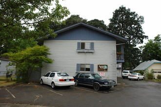 Golden Oaks Apartments in Salem, OR - Building Photo - Building Photo