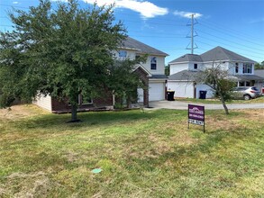 13717 Bighorn Trail in Willis, TX - Foto de edificio - Building Photo