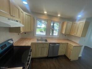298 Farrant Terrace in Teaneck, NJ - Building Photo - Building Photo