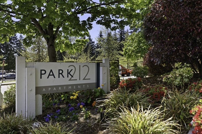Park 212 Apartment Homes in Edmonds, WA - Foto de edificio - Building Photo