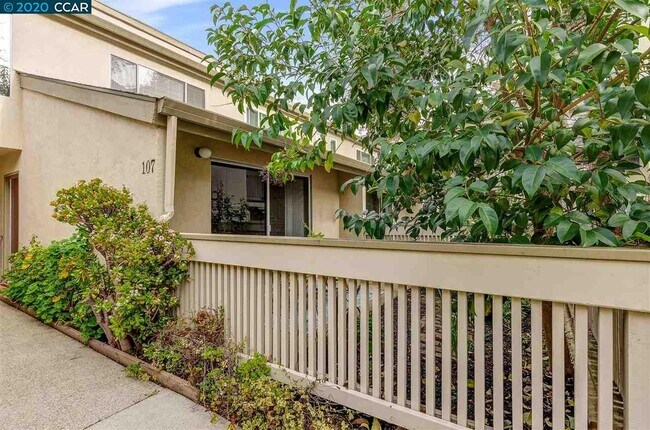 2716 Oak Rd in Walnut Creek, CA - Building Photo - Building Photo