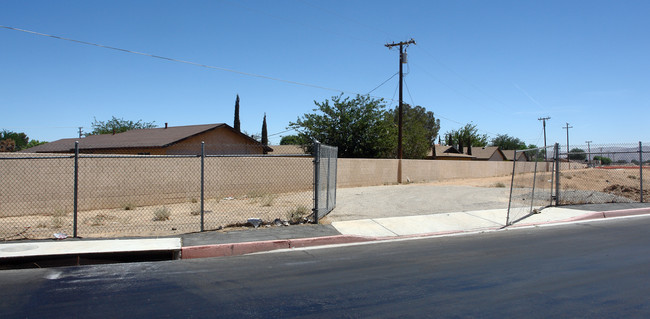 20275 Thunderbird Rd in Apple Valley, CA - Foto de edificio - Building Photo