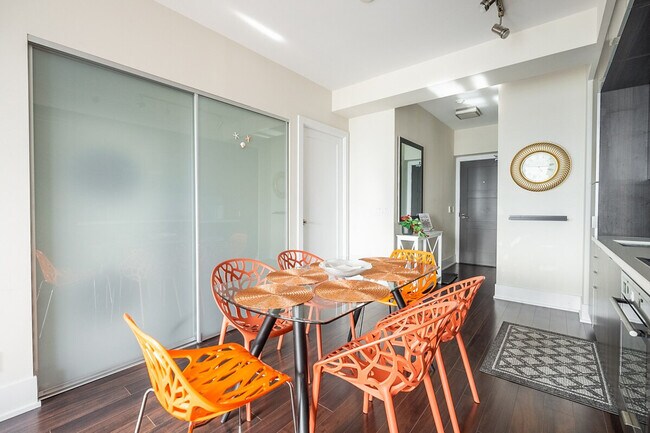 250 Front St W in Toronto, ON - Building Photo - Building Photo