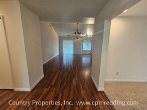 2323 Castlewood Dr in Redding, CA - Foto de edificio - Building Photo