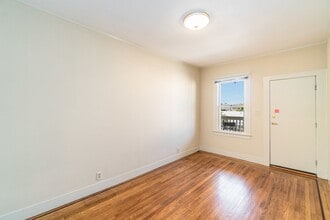 2811 Encinal Ave in Alameda, CA - Foto de edificio - Building Photo