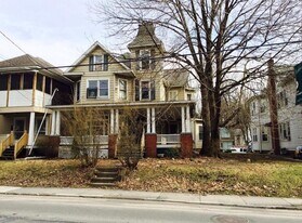 135 Ridgeway St in East Stroudsburg, PA - Building Photo