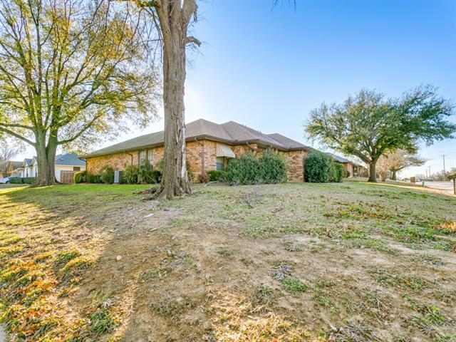 1640 Brown Trail in Hurst, TX - Building Photo