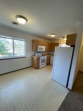 4915 Universal Dr in Midland, MI - Foto de edificio - Building Photo