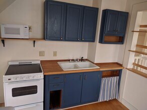 42 Elmwood Ave, Unit 2 in Burlington, VT - Building Photo - Building Photo