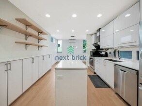 2421 NW 57th St in Seattle, WA - Foto de edificio - Building Photo