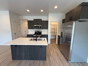 5699 S Weehawken Ln in Saint George, UT - Building Photo - Building Photo