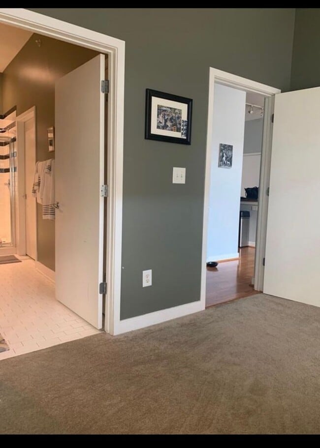 2125 Southend Dr in Charlotte, NC - Foto de edificio - Building Photo