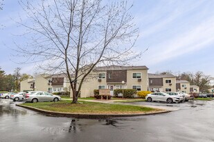 Middlewood Apartments in Nanuet, NY - Building Photo