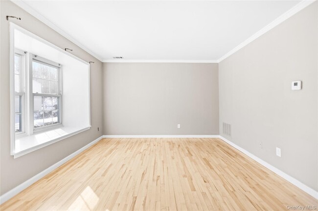 10 Bartlett Commons in Yaphank, NY - Building Photo - Building Photo