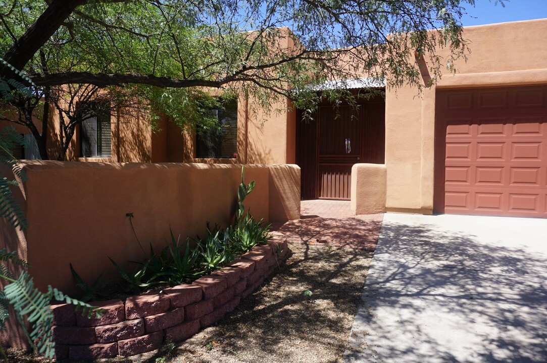 1717 N Baxter Dr in Tucson, AZ - Building Photo