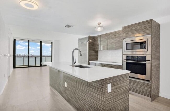 460 NE 28th St in Miami, FL - Foto de edificio - Building Photo