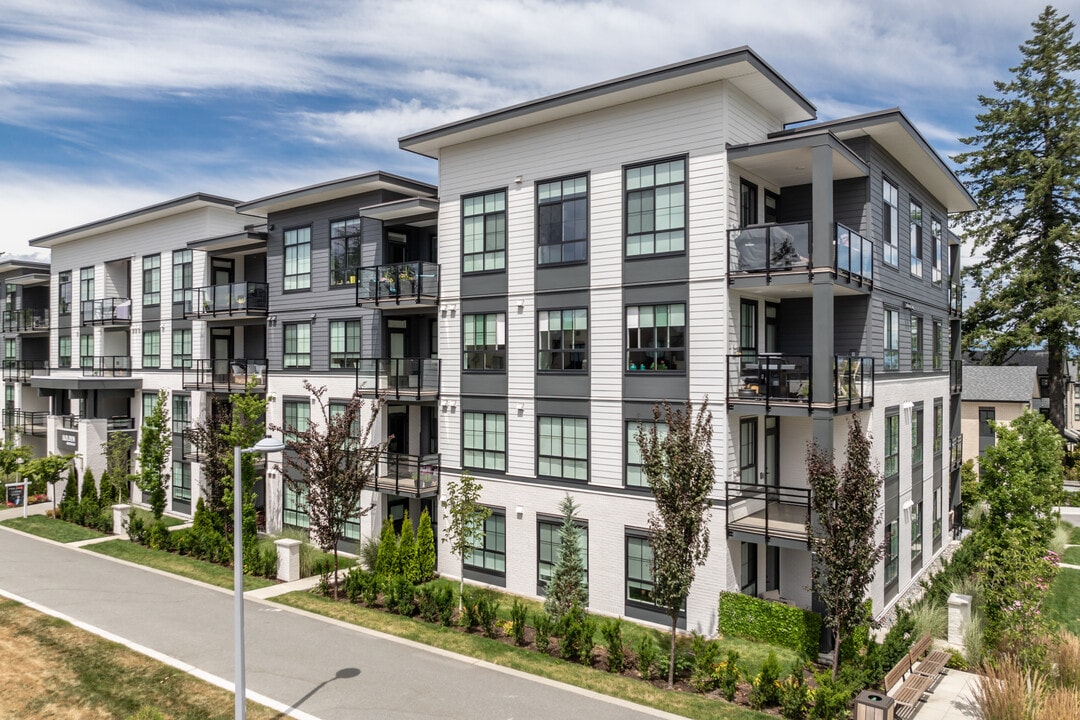 2425 166 St in Surrey, BC - Building Photo