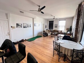 2129 N Southport Ave, Unit 2 in Chicago, IL - Building Photo - Building Photo