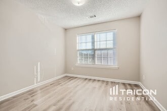 740 Parkway Rd in Union City, GA - Building Photo - Building Photo