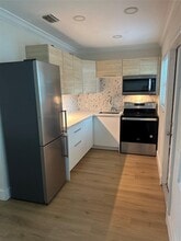 1242 NE 110th St in Miami, FL - Foto de edificio - Building Photo