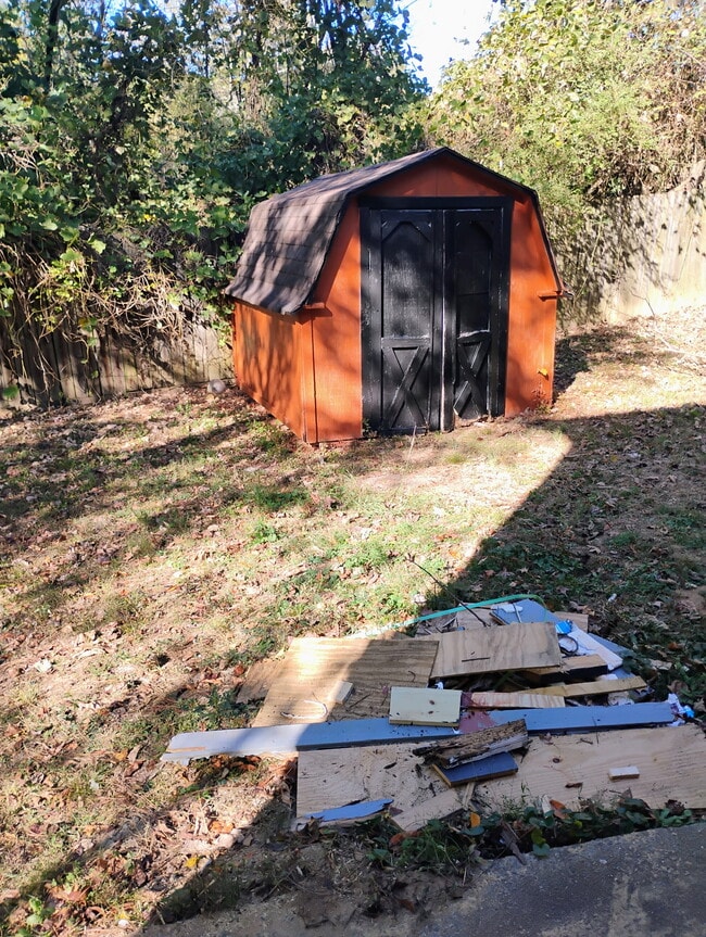 6111 Creekford Dr in Lithonia, GA - Foto de edificio - Building Photo