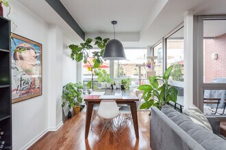 744 W Fullerton Ave, Unit 202 in Chicago, IL - Building Photo - Building Photo