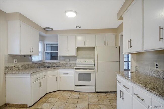 22170 Harding St in Oak Park, MI - Foto de edificio - Building Photo