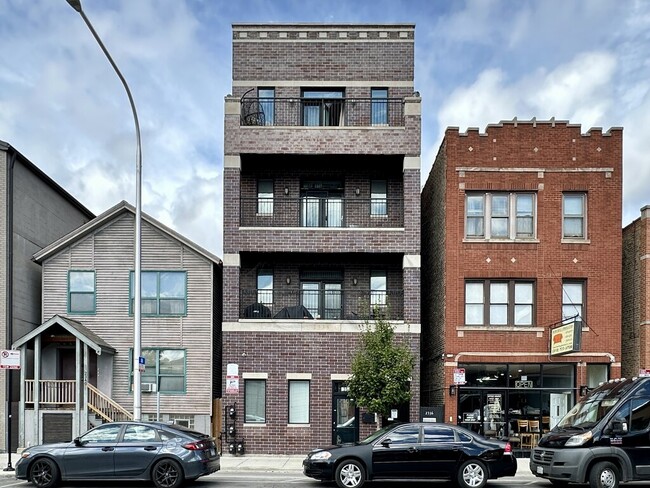 2338 W Grand Ave, Unit J01P