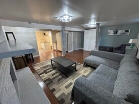 2631 S Zurich Ct, Unit B in Denver, CO - Building Photo