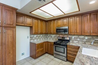 1040 Amberton Ln in Thousand Oaks, CA - Building Photo - Building Photo