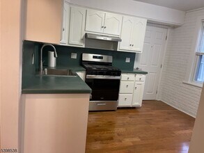 76 Kirk St in West Orange, NJ - Building Photo - Building Photo