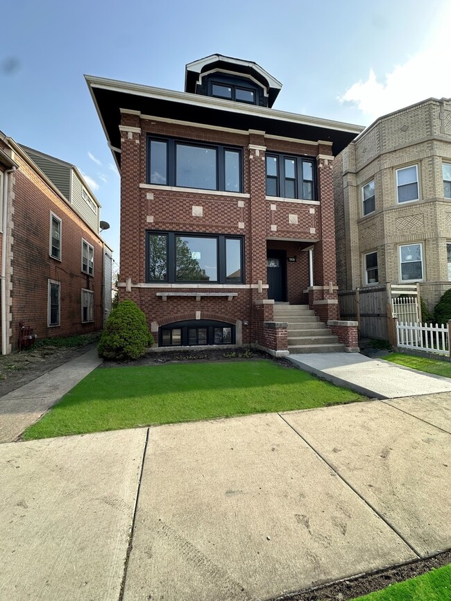 property at 5131 W Roscoe St