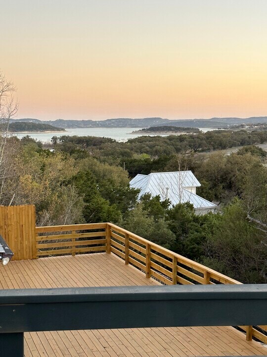 1350 Rotherman in Canyon Lake, TX - Foto de edificio