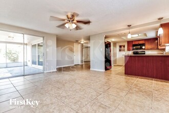 9825 Sandstone Ln in Port Richey, FL - Foto de edificio - Building Photo