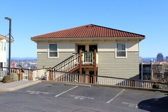 424 NW Uptown Terrace in Portland, OR - Building Photo - Building Photo