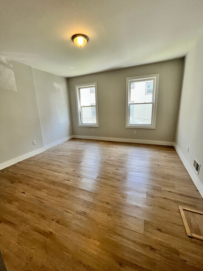 126 Bidwell Ave, Unit 1 in Jersey City, NJ - Building Photo - Building Photo